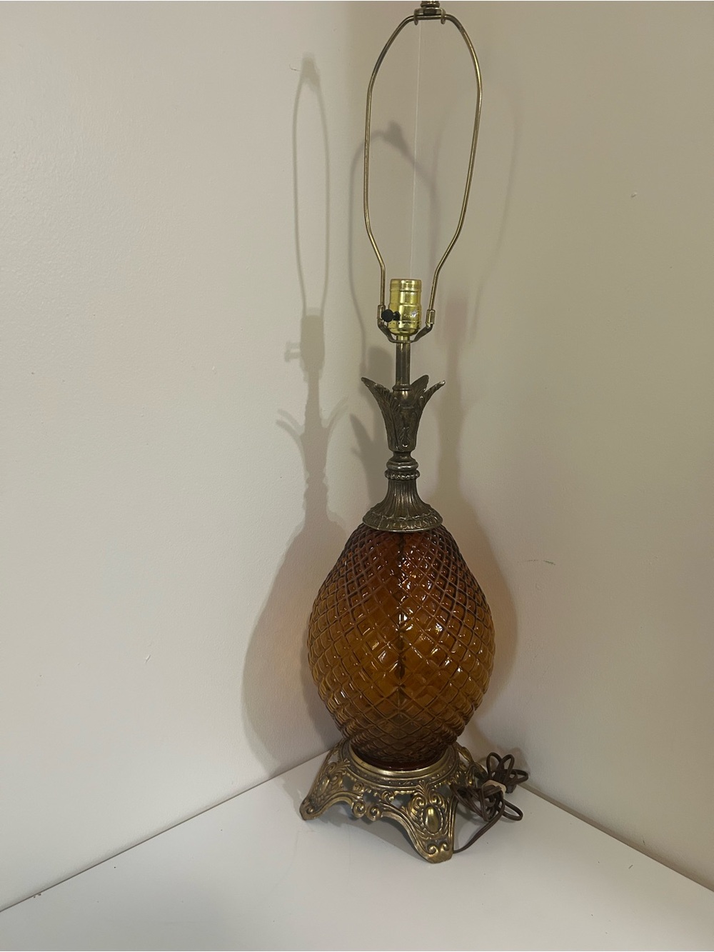 ANTIQUE MCM  1970 Ruffled Hobnail Amber glass & brass pineapple lamp